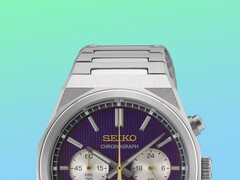 Seiko HGK003 modelinin üst yarısının yakın çekimi; köşeli paslanmaz çelik kasa, bilekliğin üst halkaları, üst düğmeler ve canlı yeşil ile mavi gradyan arka planın önünde yer alan mor kadranın üst kısmı öne çıkarılmıştır.