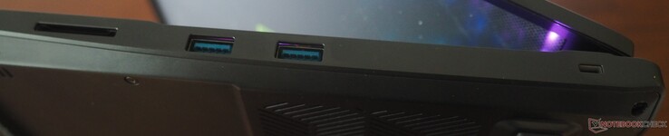 sağ taraf: kart okuyucu, 2x USB-A 3.2 Gen1, Kensington Kilidi
