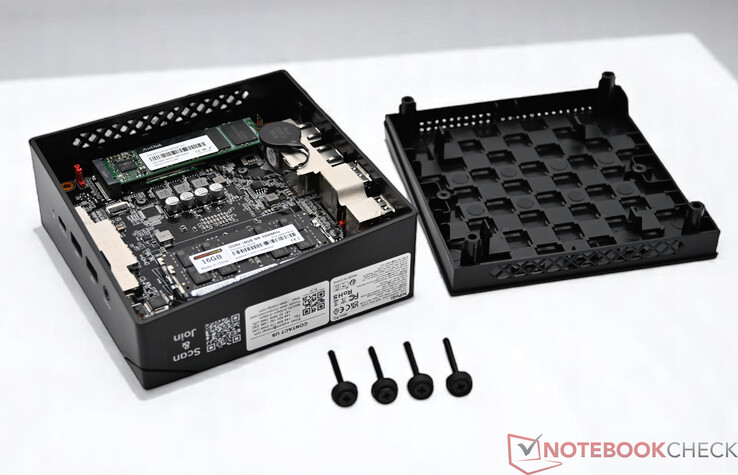 Alt tarafı açılmış NiPoGi AM06 Pro