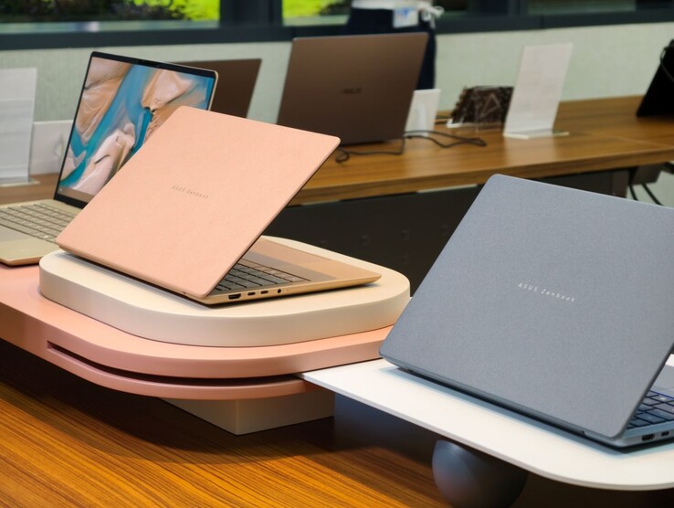 2026 Zenbook 14 Copilot AI dizüstü bilgisayarlar Zabriskie Beji, Komodo Mercan ve Arktik Mavisi (Soldan Sağa) renklerine sahiptir.
