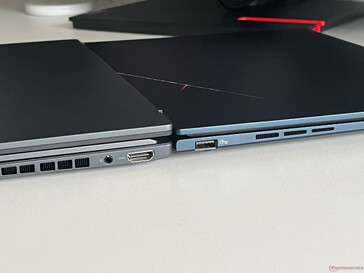 Zenbook Duo OLED (solda) vs. Zenbook 14 OLED (sağda)
