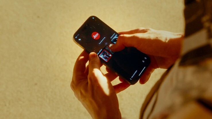 Leica D-Lux 8'den fotoğraflar kablosuz olarak bir akıllı telefona aktarılabilir.