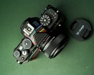 SG-Image 35 mm f/2.2, uygun fiyatlı, kompakt ve çok yönlü bir lens olarak pazarlanmaktadır.