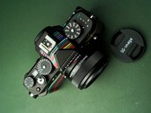 SG-Image 35 mm f/2.2, uygun fiyatlı, kompakt ve çok yönlü bir lens olarak pazarlanmaktadır.