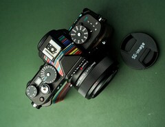 SG-Image 35 mm f/2.2, uygun fiyatlı, kompakt ve çok yönlü bir lens olarak pazarlanmaktadır.