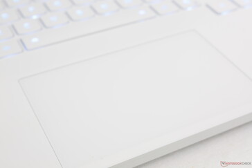 Clickpad, küçük yüzey alanına rağmen basıldığında yüksek ses çıkarıyor ve tatmin edici derecede keskin