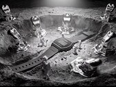 Casio x GRAGG LW-204GRAGG-1BDF dijital saat, minyatür astronotlar ve erimiş metalden esinlenerek tasarlanmış nesnelerle çevrili, heykelsi bir gümüş stand üzerinde sergileniyor.