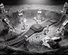 Casio x GRAGG LW-204GRAGG-1BDF dijital saat, minyatür astronotlar ve erimiş metalden esinlenerek tasarlanmış nesnelerle çevrili, heykelsi bir gümüş stand üzerinde sergileniyor.