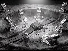 Casio x GRAGG LW-204GRAGG-1BDF dijital saat, minyatür astronotlar ve erimiş metalden esinlenerek tasarlanmış nesnelerle çevrili, heykelsi bir gümüş stand üzerinde sergileniyor.