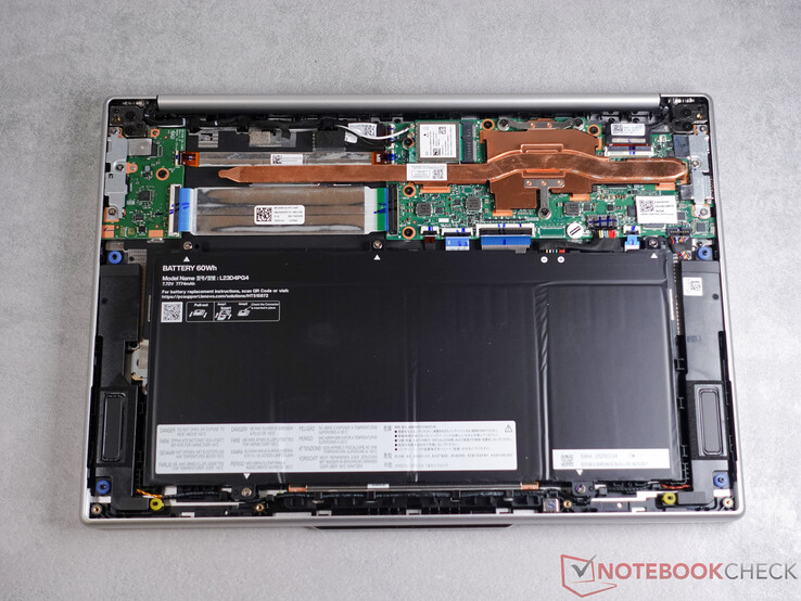 Chromebook 14'ün içine baktığınızda, resmi bakım kılavuzlarına anında erişim sağlayan daha fazla QR kodu görürsünüz.