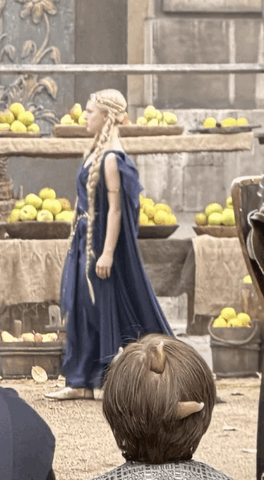 Hayranlar bu görüntünün genç bir Marika'yı ve muhtemelen bir Omen çocuğunu gösteriyor olabileceğine inanıyor.