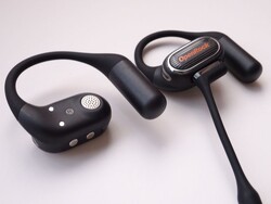 OneRock Link 20, gün boyu rahat kullanım için pürüzsüz bir şekilde şekillendirilmiş plastik gövde ile silikon kaplı titanyum telli kulak kancalarını bir araya getiriyor. (Resim kaynağı: Notebookcheck)