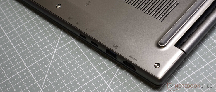 Sol taraf: 2 x Thunderbolt, USB-3-A, HDMI 