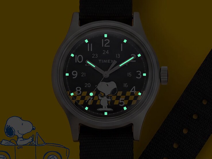 Timex x Peanuts Snoopy MK1, ışıldayan saat işaretleri ve ibreleri sayesinde karanlıkta parlıyor.