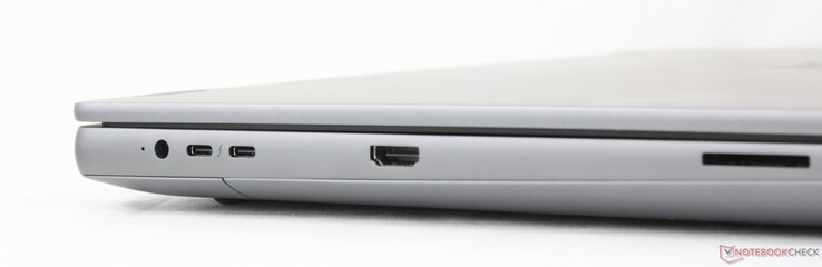 Sol: AC adaptörü, 2x USB-C Thunderbolt 5 w/ DisplayPort 2.1 + Güç Dağıtımı (80 Gbps), HDMI 2.1, SD kart okuyucu