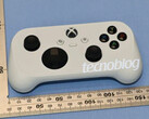 Microsoft'un yeni Xbox kumandası nispeten bodur bir form faktörüne sahip.
