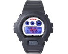Casio G-Shock DW-6900 x F.C. Real Bristol modelinde mavi EL arka ışığı yandığında, dijital ekranın arkasında gizli olan kırmızı Bristol logosu ortaya çıkıyor.