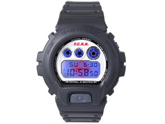Casio G-Shock DW-6900 x F.C. Real Bristol modelinde mavi EL arka ışığı yandığında, dijital ekranın arkasında gizli olan kırmızı Bristol logosu ortaya çıkıyor.