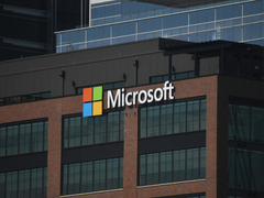 Bir bina üzerindeki Microsoft logosu/işareti