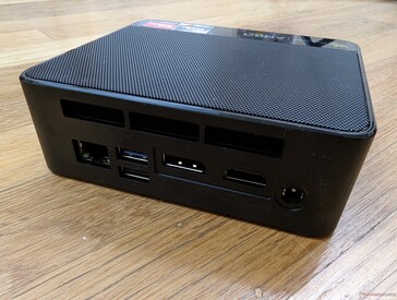 Arka kısım: Gigabit RJ-45, USB-A 3.2, USB-A 2.0, DisplayPort 1.4, HDMI 2.0
