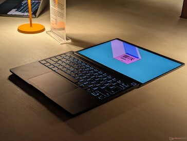 Neyse ki yeni tasarımın menteşeleri hala 180 derece açılabiliyor ki bu da orijinal modelde sevdiğimiz bir özellikti