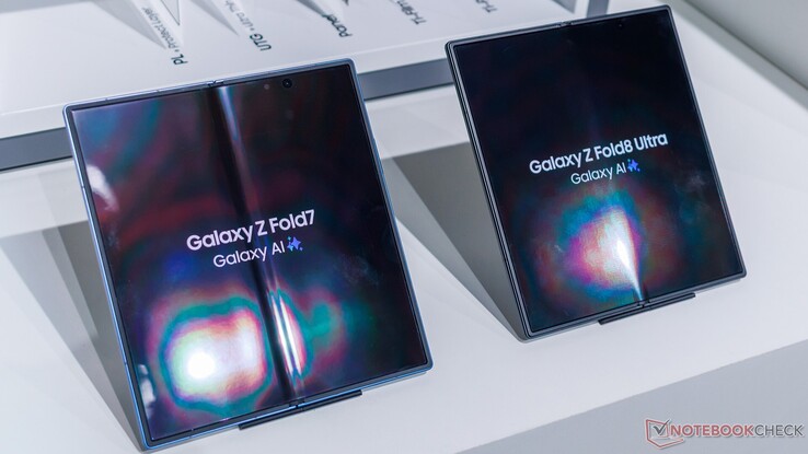Galaxy Z Fold7'deki (muhtemelen kullanımdan kaynaklanan) kıvrım ile yeni Galaxy Z Fold8 Ultra'nın karşılaştırması.