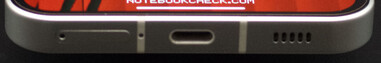 Alt: SIM kart yuvası, mikrofon, USB-C bağlantı noktası, hoparlör