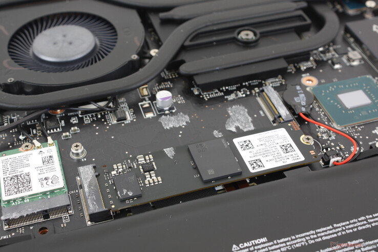 İki adet M.2 PCIe4 x4 NVMe 2280 yuvası. Sistem sürücüler için termal ped içermez