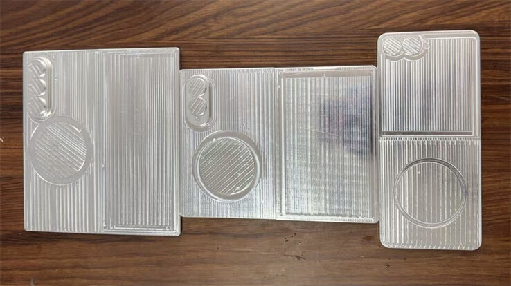 Galaxy Z Fold8, Galaxy Z Wide Fold ve Galaxy Z Flip8, soldan sağa, katlanmamış halleriyle.