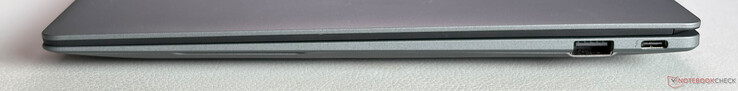Sağ: USB-A 3.2 Gen 2 (10 Gbps), Thunderbolt 4 destekli USB-C 4.0 (40 Gbps, DisplayPort 1.4, Power Delivery 3.0)