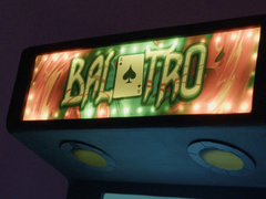 Bir arcade makinesindeki Balatro logosu