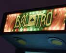 Bir arcade makinesindeki Balatro logosu