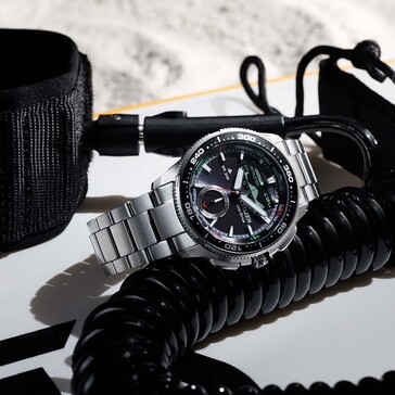 Citizen Promaster Wave Tracker JV3001-53E'nin siyah yelken malzemeleri ve deniz aksesuarlarının yanında duran yaşam tarzı görüntüsü.