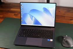 Huawei MateBook 14'ün test edilmesi.