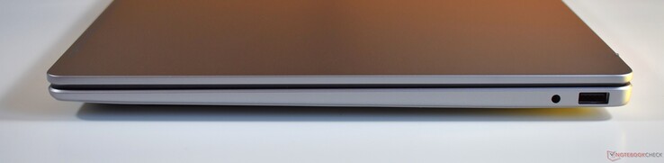 sağ: 3.5mm Ses, USB-A 3.2 Gen 1