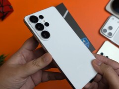 Samsung Galaxy S26 Ultra yerleşik mıknatısları atlar, ancak daha hızlı kablolu şarjı destekleyebilir.