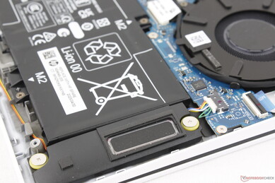 Ön köşelere yakın aşağı ateşlemeli stereo hoparlörler yüksek ses ayarlarında bile tıkırtı yapmaz