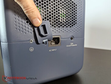 AC şarj portu, çift soğutma fanı ile birlikte sağ tarafta yer almaktadır.