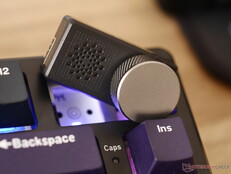 Metal topuz özelleştirilebilir ve çıkarılabilir. 