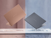 Panther Lake ZenBook 14 OLED, tam şarjla 18 saate kadar web'de gezinme süresi vaat ediyor. Resimde: dizüstü bilgisayarın iki renk seçeneğini gösteren tanıtım fotoğrafı.