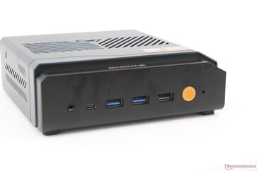 Ön taraf: 3,5 mm kulaklık girişi, DisplayPort 2.1 özellikli USB-C 4.0, 3 adet USB-A 3.2 Gen. 2, Güç düğmesi, Sıfırlama düğmesi