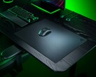 Masa üzerinde gösterilen Razer Atlas Pro cam fare matı
