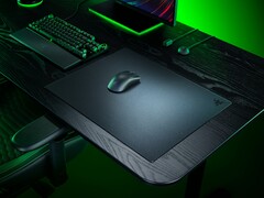 Masa üzerinde gösterilen Razer Atlas Pro cam fare matı