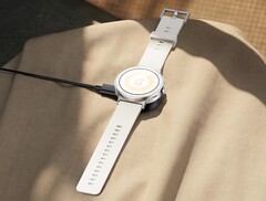 Realme Watch S5, düz çerçevesi sayesinde sıra dışı görünüyor.