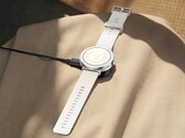 Realme Watch S5, düz çerçevesi sayesinde sıra dışı görünüyor.