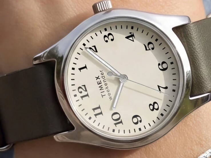 Gümüş rengi kasalı ve koyu yeşil deri kayışlı Timex Weekender New England TW2Y86600 model saatin bir açıdan görünümü.