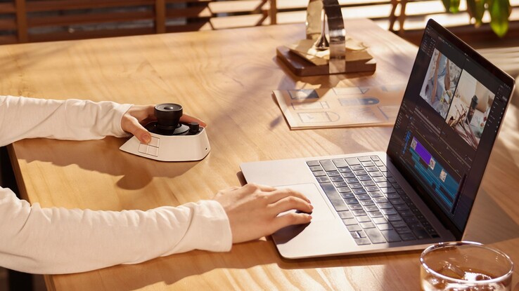 XPPen Pilot Pro düzenleme konsolu, video editörlerinin daha verimli çalışmasına yardımcı olur.
