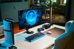Beyaz bir masanın üzerinde Sony Inzone M10S II monitörün yer aldığı, dikey konumda duran bir PlayStation 5 Pro konsolu, mekanik klavye, kablosuz fare ve hafif mavi ışıklı bir kulaklık içeren sade bir stüdyo oyun kurulumudur.