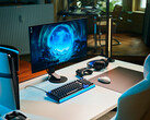 Beyaz bir masanın üzerinde Sony Inzone M10S II monitörün yer aldığı, dikey konumda duran bir PlayStation 5 Pro konsolu, mekanik klavye, kablosuz fare ve hafif mavi ışıklı bir kulaklık içeren sade bir stüdyo oyun kurulumudur.
