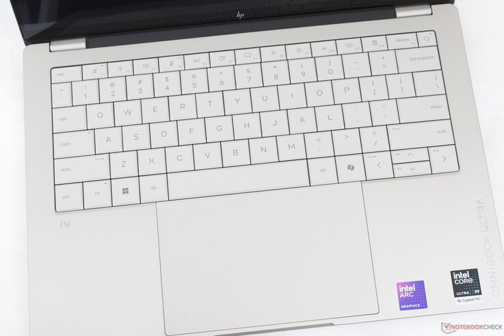 Clickpad artık eskisinden çok daha büyük (~13,8 x 8,1 cm), ancak basıldığında verdiği zayıf dokunsal geri bildirim tatmin edici gelmiyor